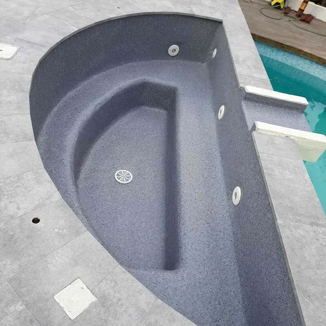 piscina nueva vacía